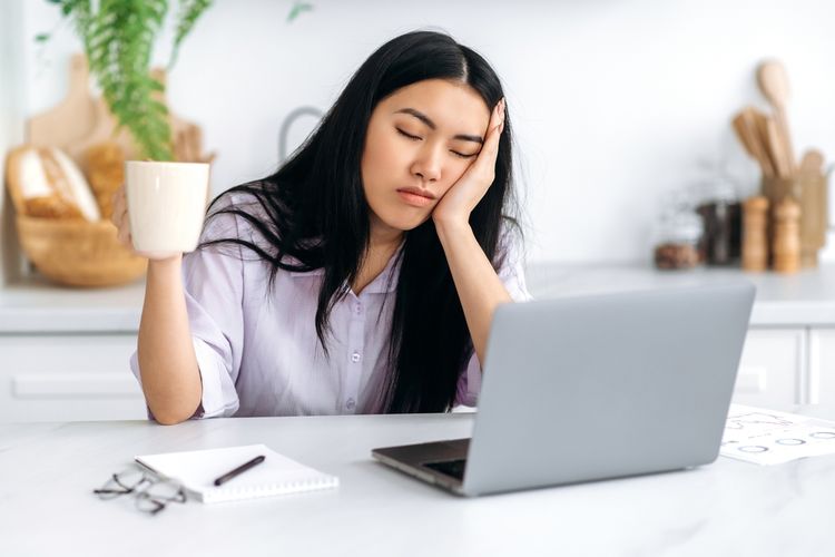 Mengapa Kita Sering Mengantuk di Kantor? Ini Penyebabnya!
