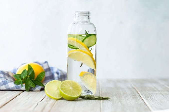 Infused Water vs Air Putih Biasa: Apa Bedanya?