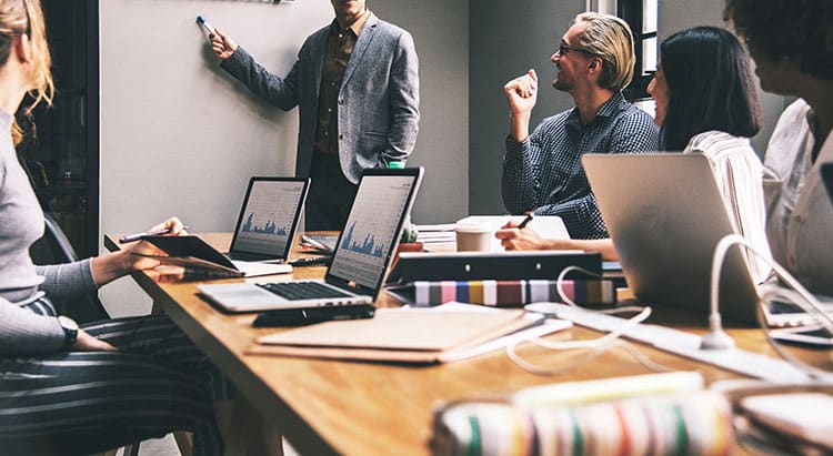 10 Cara Membuat Pitch Deck yang Menarik untuk Investor