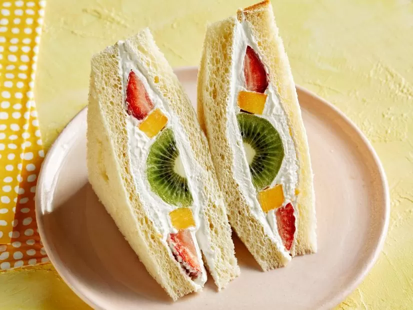 Kalau kamu suka jajanan manis dan segar, pasti kamu nggak asing dengan Fruit Sando. Apa itu Fruit Sando? Yuk, kita bahas lebih lanjut tentang makanan unik ini, termasuk sejarah dan asal-usulnya.