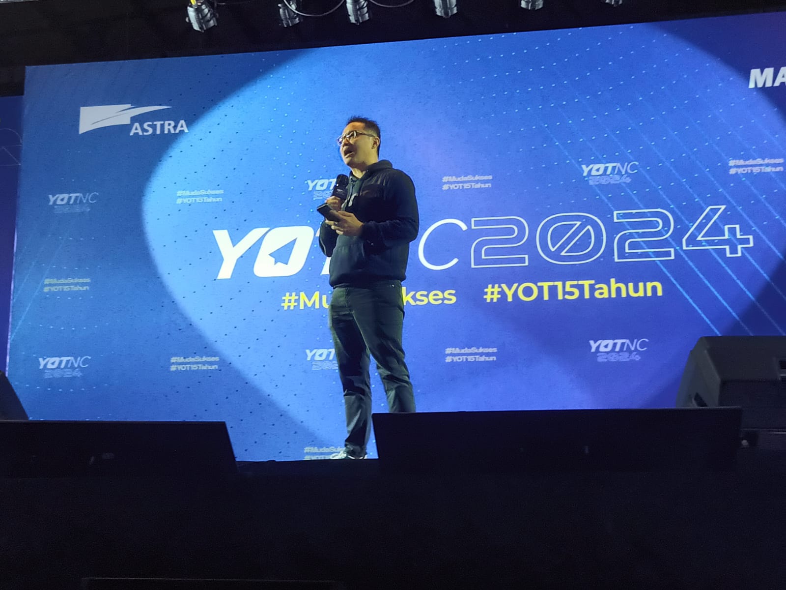 Event tahunan Young On Top kembali diselenggarakan pada Sabtu, 13 Juli 2024 di Balai Kartini. Acara dimulai oleh sambutan dari Bapak Billy Boen selaku Founder & CEO Young On Top.