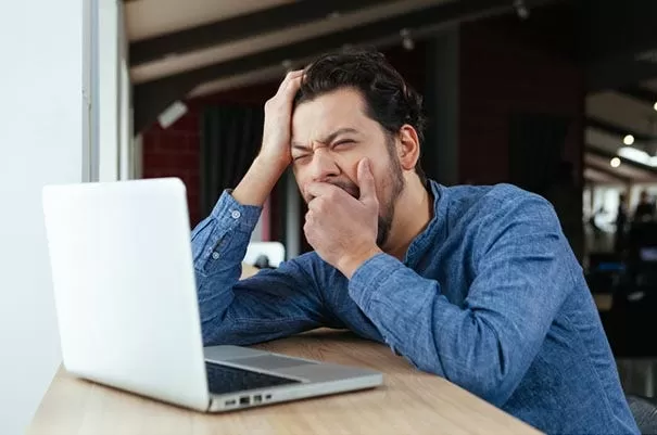 Mengapa Kita Sering Mengantuk di Kantor? Ini Penyebabnya!