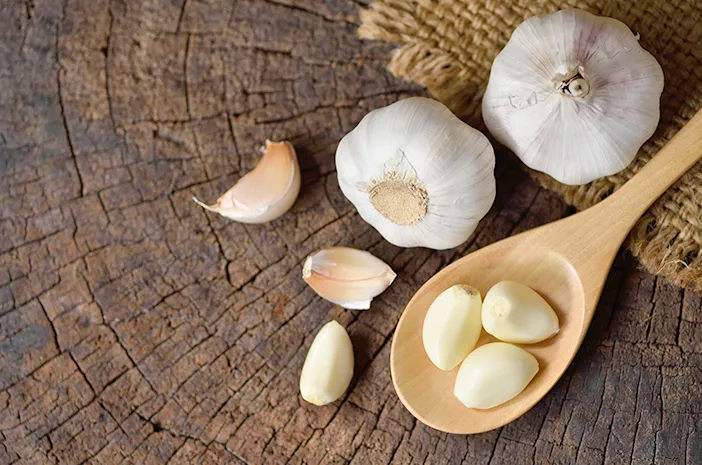 10 Cara Mengatasi Bau Mulut setelah Makan Bawang Putih
