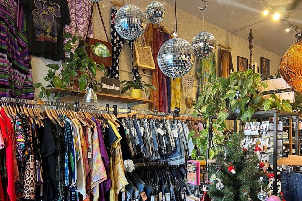 10 Tren Fashion Thrift yang Sedang Populer di Tahun Ini