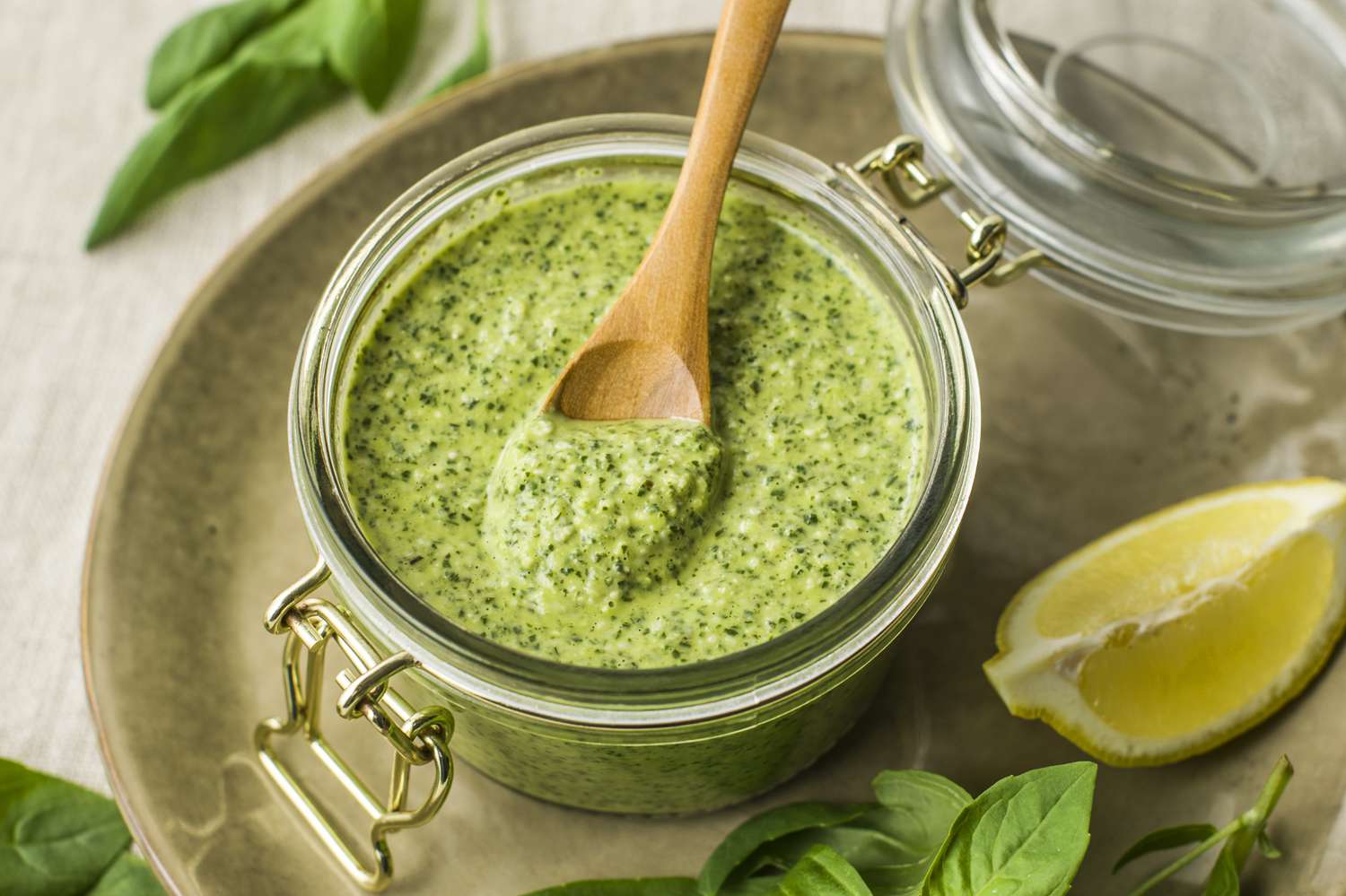10 Cara Membuat Pesto Daun Kemangi yang Lezat
