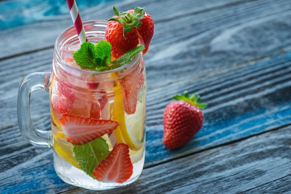 10 Buah Terbaik untuk Infused Water yang Sehat