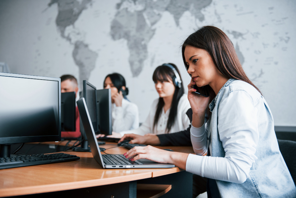 Pernah dengar istilah Virtual Assistant (VA)? Di zaman digital ini, jadi VA bisa jadi pilihan karir yang menarik dan fleksibel. Kamu bisa kerja dari rumah atau di mana aja asal ada koneksi internet. Nah, kali ini kita bakal bahas panduan lengkap buat kamu yang mau jadi VA. Yuk, simak! Apa Itu Virtual Assistant? Virtual Assistant adalah seseorang yang membantu pekerjaan administratif atau tugas lainnya secara online. Tugasnya bisa macam-macam, mulai dari mengatur jadwal, membalas email, hingga manajemen media sosial. Intinya, VA membantu kliennya supaya kerjaan mereka jadi lebih ringan. Skill yang Dibutuhkan Manajemen Waktu: Kamu harus bisa mengatur waktu dengan baik karena biasanya VA menangani beberapa klien sekaligus. Komunikasi: Kemampuan komunikasi yang baik itu wajib, baik lewat email, chat, maupun video call. Organisasi: Kamu harus rapi dan teratur dalam bekerja, mulai dari menyimpan file hingga mengatur jadwal. Teknologi: Familiar dengan berbagai tools seperti Google Suite, Trello, Slack, dan lainnya. Langkah-Langkah Menjadi Virtual Assistant 1. Tentukan Niche Kamu Tentukan bidang atau niche yang ingin kamu fokuskan. Misalnya, apakah kamu lebih suka mengerjakan tugas administratif, manajemen media sosial, atau penulisan konten? Pilih niche yang sesuai dengan minat dan skill kamu. 2. Pelajari Skill yang Dibutuhkan Perdalam skill yang relevan dengan niche kamu. Kamu bisa ikut kursus online atau belajar secara otodidak. Banyak banget sumber belajar gratis di internet, seperti blog, YouTube, dan forum-forum komunitas. 3. Bangun Portofolio Portofolio adalah kunci untuk menarik klien. Buat contoh-contoh kerjaan yang pernah kamu lakukan, meskipun itu hanya proyek fiktif. Kamu juga bisa tawarkan jasa kamu secara gratis atau dengan harga murah di awal untuk mendapatkan testimoni dari klien. 4. Tentukan Tarif Setelah punya portofolio, kamu bisa mulai menetapkan tarif. Lakukan riset tentang harga pasar dan sesuaikan dengan kualitas dan pengalaman yang kamu miliki. Ingat, jangan pasang tarif terlalu rendah agar kamu tidak rugi. 5. Pasarkan Jasa Kamu Manfaatkan media sosial dan platform freelance seperti Upwork, Freelancer, atau Fiverr untuk memasarkan jasa kamu. Buat profil yang menarik dan jelas, jelaskan skill dan pengalaman kamu, serta pastikan portofolio kamu terlihat profesional. 6. Jaga Reputasi Selalu berikan yang terbaik dalam setiap pekerjaan. Kepuasan klien adalah prioritas utama. Minta feedback dari klien dan gunakan feedback tersebut untuk memperbaiki kualitas kerja kamu. Kesimpulan Menjadi Virtual Assistant itu menantang tapi juga menyenangkan. Dengan skill yang tepat dan tekad yang kuat, kamu bisa sukses di bidang ini. Ingat untuk selalu belajar dan beradaptasi dengan perkembangan teknologi dan kebutuhan pasar. Semoga panduan ini bisa membantu kamu memulai karir sebagai VA. Selamat mencoba, dan semoga sukses!
