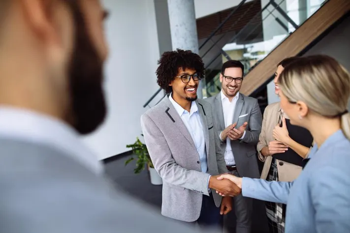 Cara Memulai Percakapan di Acara Networking untuk Introvert