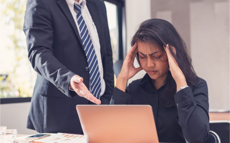 Duck Syndrome vs. Impostor Syndrome: Apa Bedanya?
