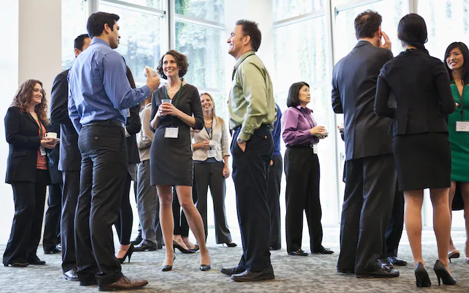 10 Pertanyaan Pembuka yang Cocok untuk Introvert saat Networking