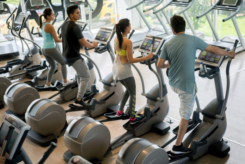 10 Tips Aman Menggunakan Elliptical Machine di Gym
