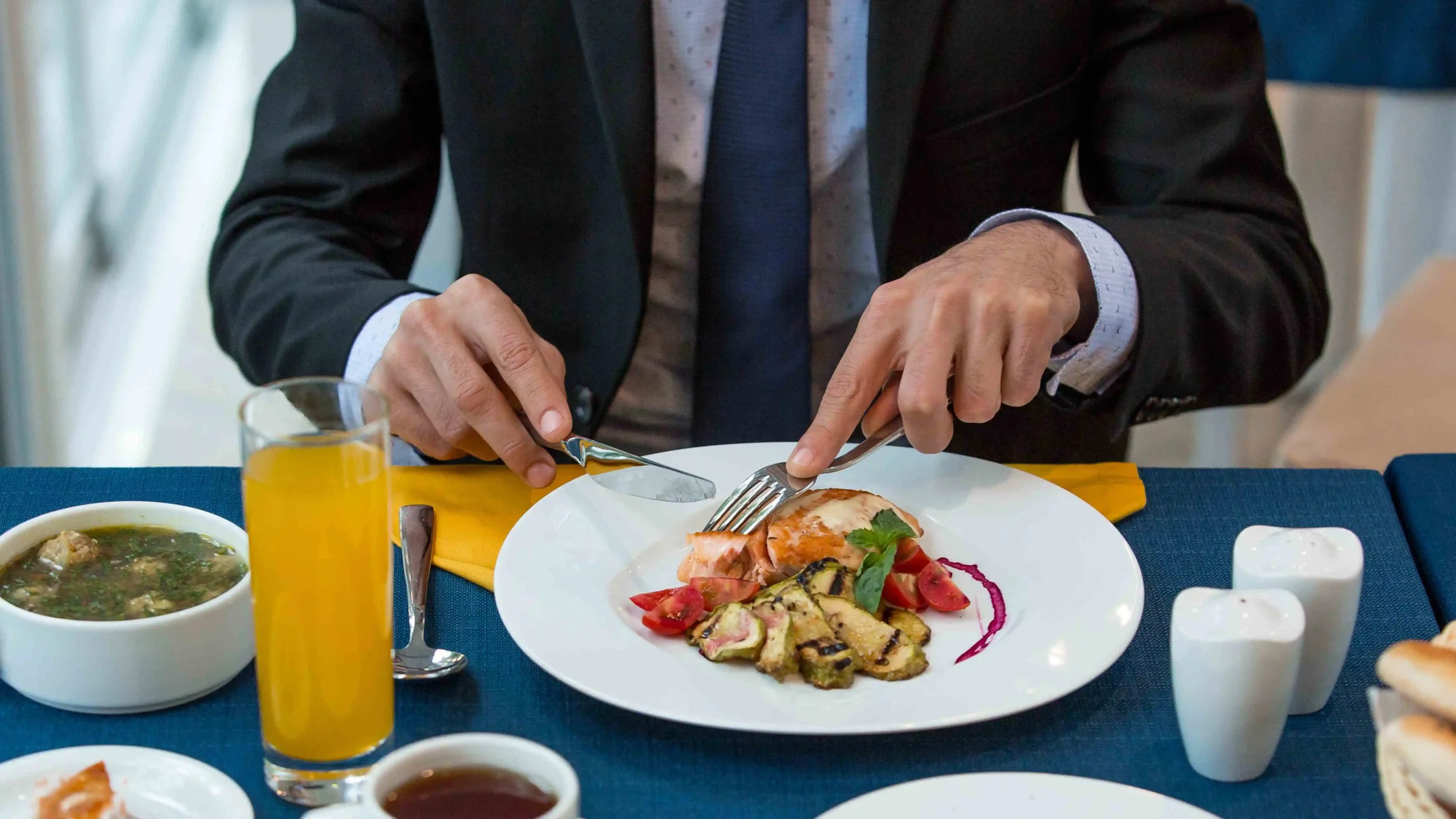 Panduan Table Manners untuk Makan Siang Bisnis