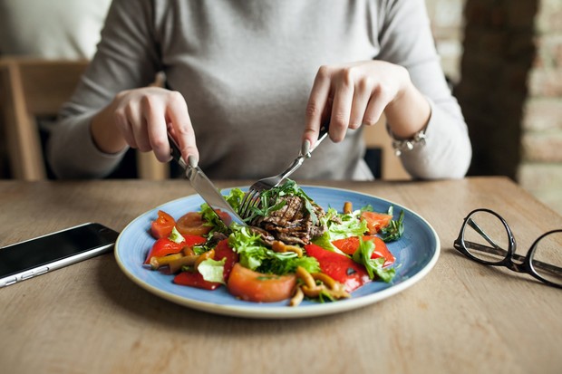 Panduan Table Manners untuk Makan Siang Bisnis