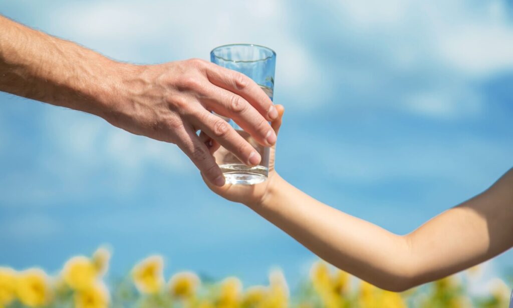 10 Tips Agar Rutin Minum Air Putih Setiap Hari