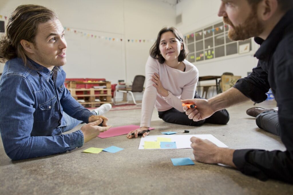 Cara Menggabungkan Teknik Brainstorming dengan Design Thinking