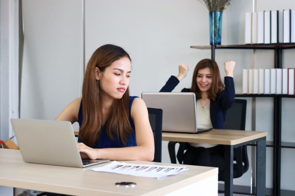Apa Itu Crab Mentality? Definisi dan Contohnya