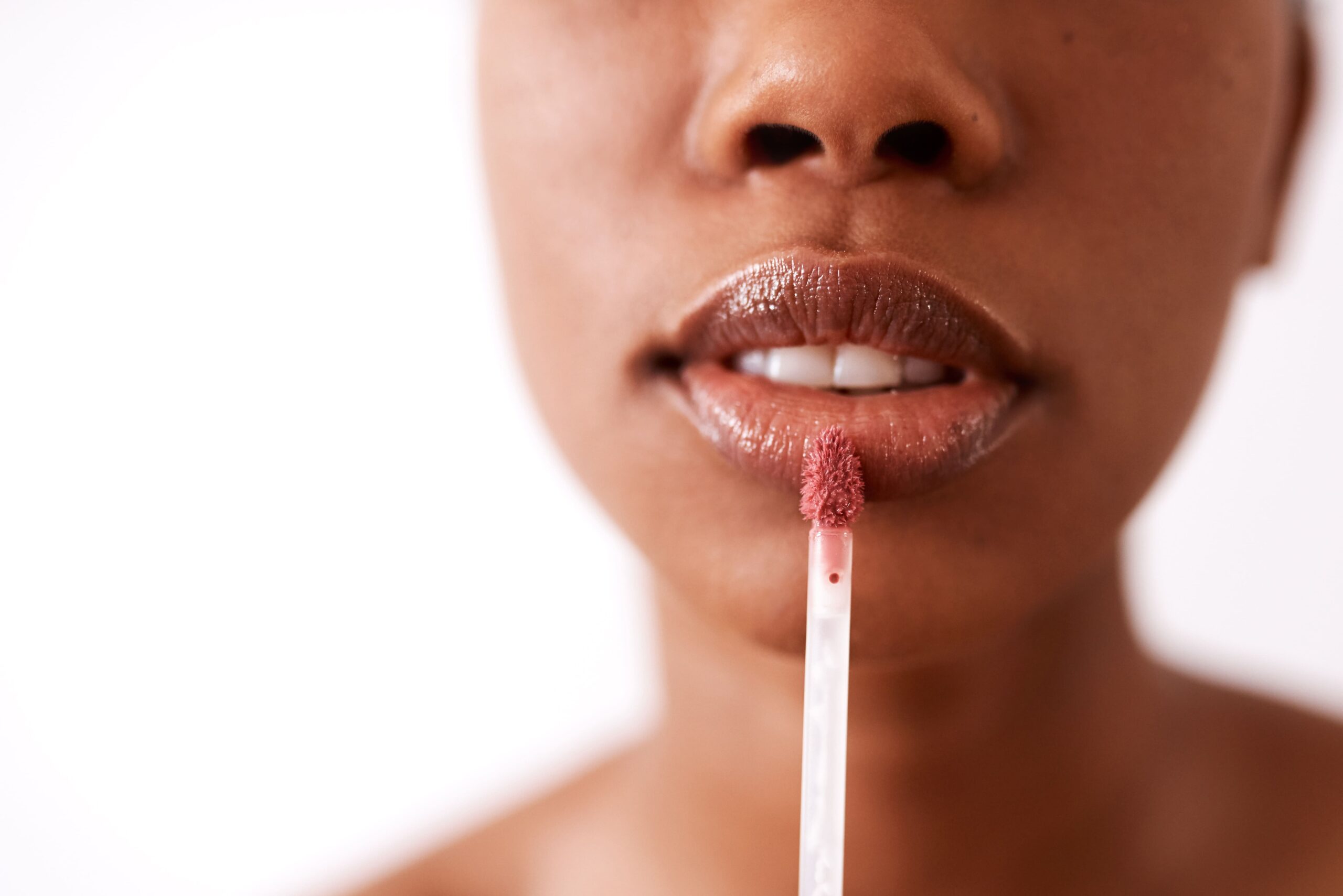 10 Tips Memakai Lipstik agar Bibir Nggak Pecah-Pecah