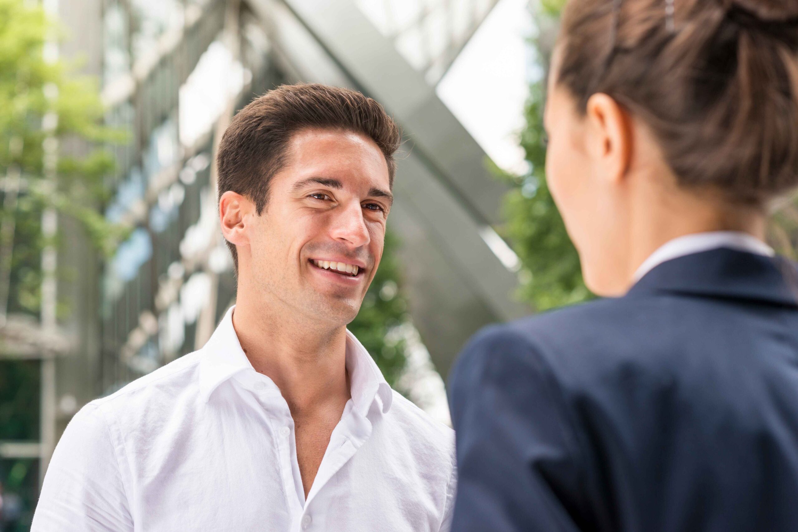 10 Cara Melatih Eye Contact buat Orang Pemalu