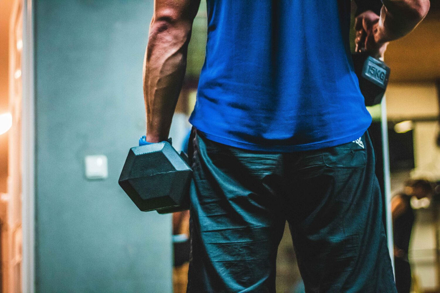 Dumbbell vs Barbell: Mana yang Lebih Efektif untuk Latihan?