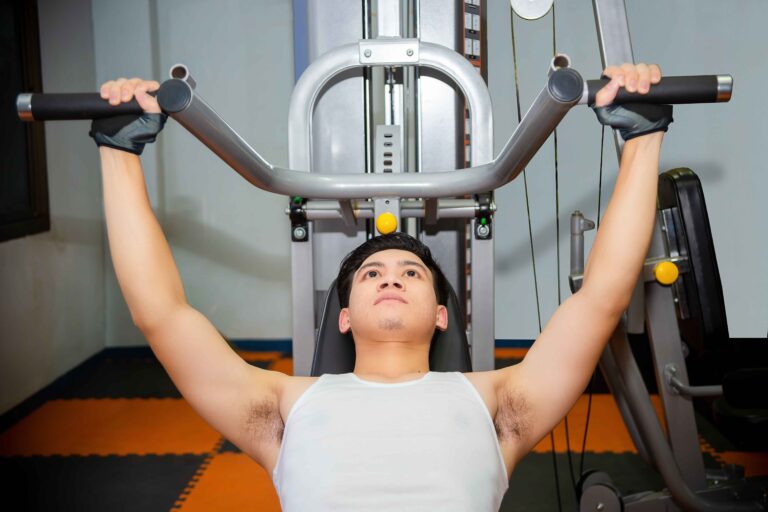 Cara Menggunakan Seated Chest Press untuk Otot Dada