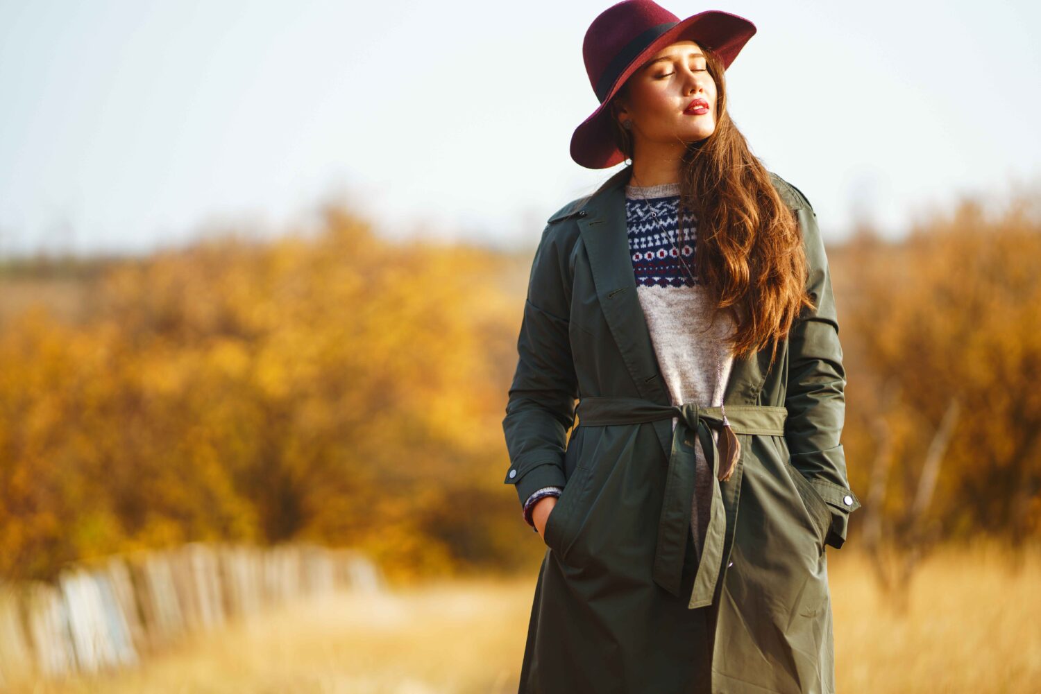 10 Kombinasi Outfit & Makeup yang Sempurna untuk Warm Autumn