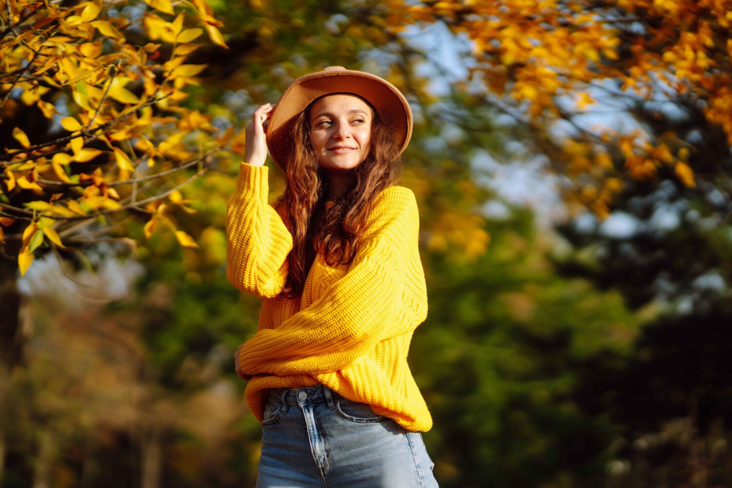 10 Cara Tampil Stylish dengan Budget Terjangkau untuk Warm Autumn