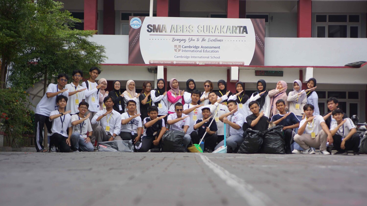 YOT Plogging x SMA ABBS Surakarta: Aksi Nyata untuk Lingkungan Bersih