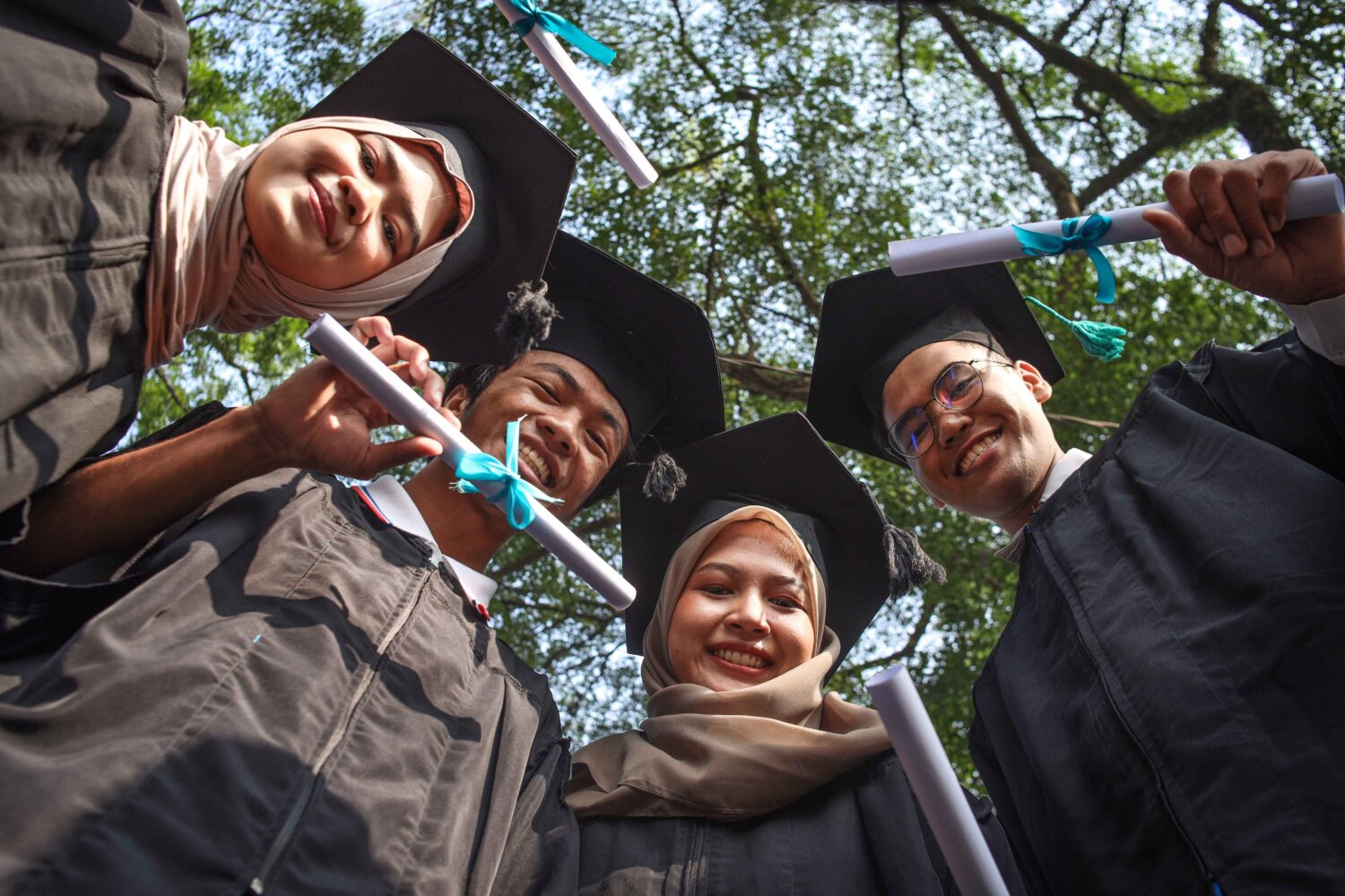 10 Ide Foto Wisuda yang Aesthetic dan Unik