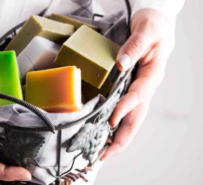 8 Cara Membuat Sabun Mandi dari Lidah Buaya yang Melembapkan