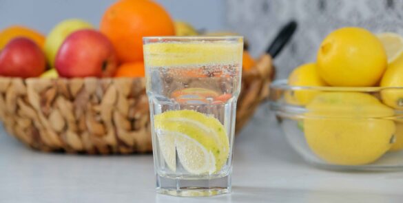 Lagi berusaha nurunin berat badan tapi bosen sama air putih doang? Tenang, ada banyak pilihan minuman sehat yang nggak cuma enak, tapi juga bisa bantu proses diet kamu makin maksimal. Beberapa di antaranya bahkan bisa bantu ningkatin metabolisme, ngurangin nafsu makan, sampai ngebersihin racun dari tubuh. Yuk, cek 10 minuman sehat yang bisa bantu kamu turunin berat badan!