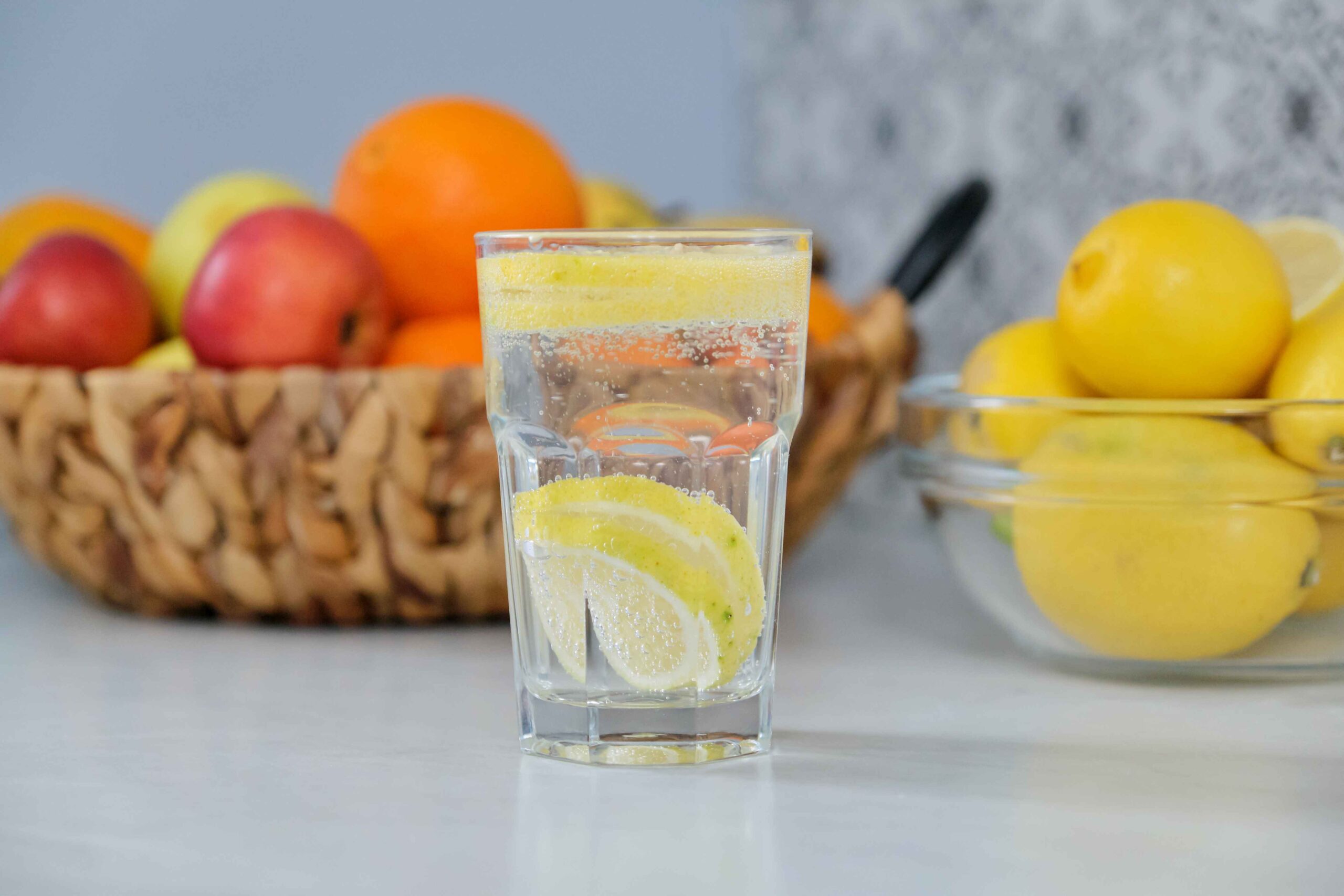 Lagi berusaha nurunin berat badan tapi bosen sama air putih doang? Tenang, ada banyak pilihan minuman sehat yang nggak cuma enak, tapi juga bisa bantu proses diet kamu makin maksimal. Beberapa di antaranya bahkan bisa bantu ningkatin metabolisme, ngurangin nafsu makan, sampai ngebersihin racun dari tubuh. Yuk, cek 10 minuman sehat yang bisa bantu kamu turunin berat badan!
