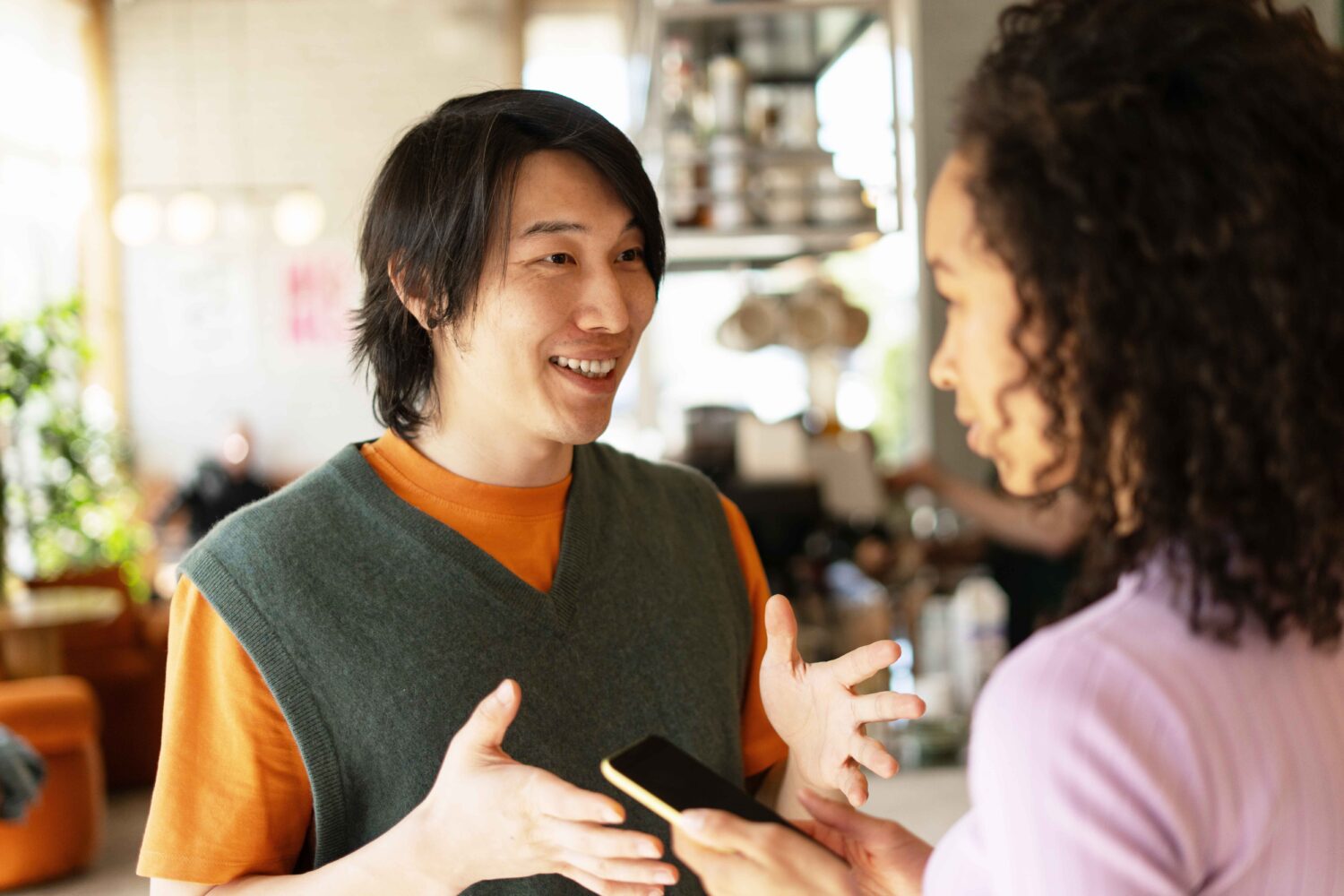 Di dunia kerja yang makin cepat berubah, punya soft skill yang kuat itu penting banget, lho. Nggak cuma skill teknis doang yang dilihat, tapi juga kemampuan kayak komunikasi, kerja tim, sampai kreativitas. Kabar baiknya, kamu bisa banget ngembangin soft skill ini lewat hobi yang sering kamu lakuin sehari-hari.