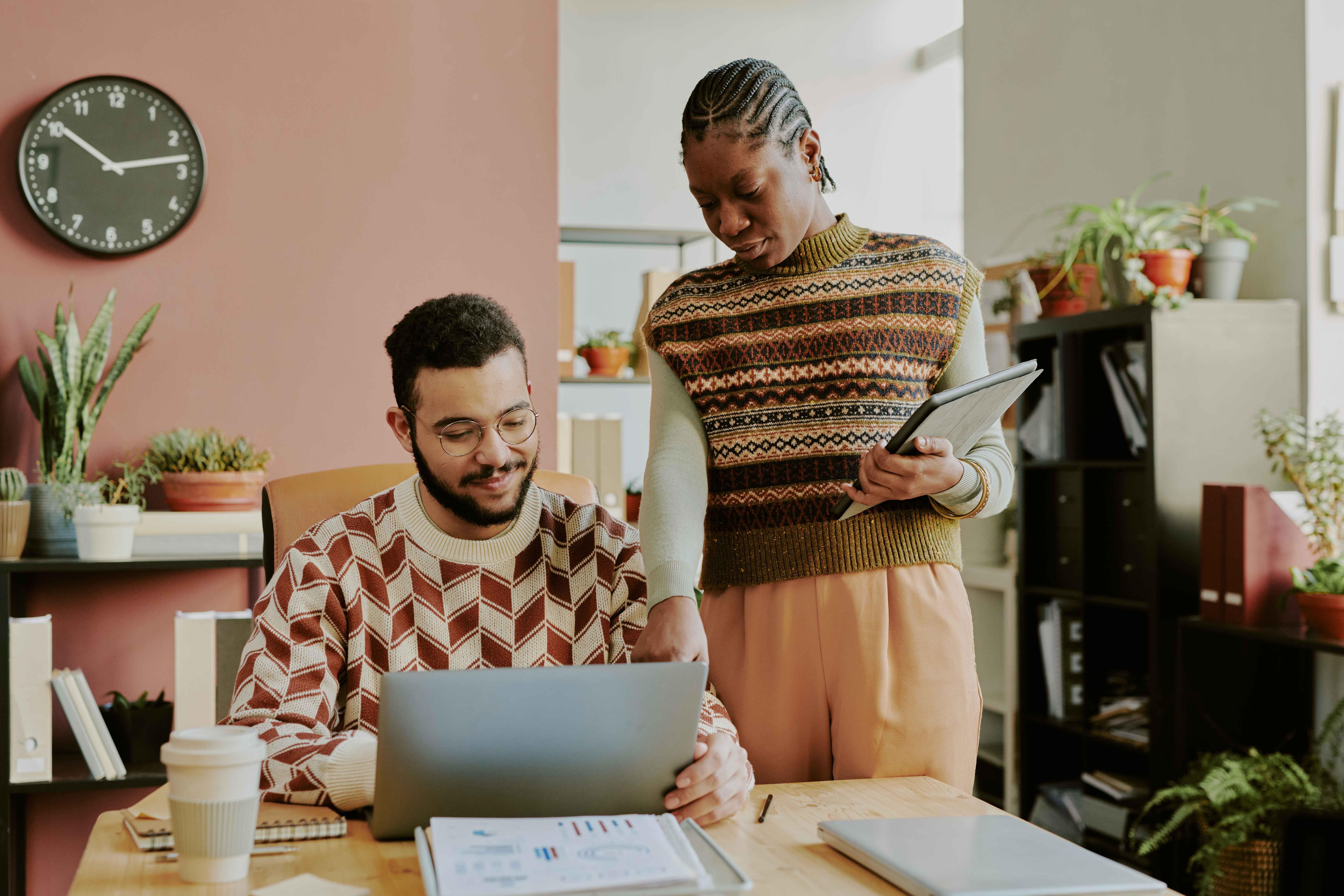 7 Side Hustle yang Bisa Kamu Jalankan Cuma Modal HP