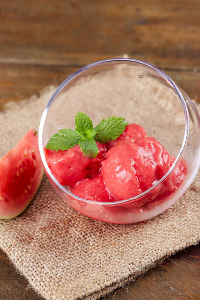 5 Cara Membuat Ice Cream Jambu yang Segar dan Kekinian