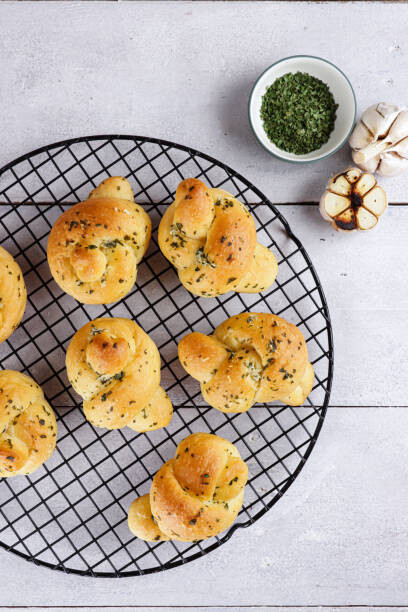5 Cara Membuat Roti Bawang Gurih dan Kekinian Favorit Anak Muda