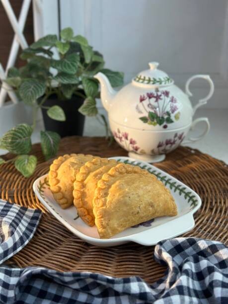5 Cara Membuat Panada, Camilan Pedas Gurih Khas Manado yang Wajib Kamu Coba!