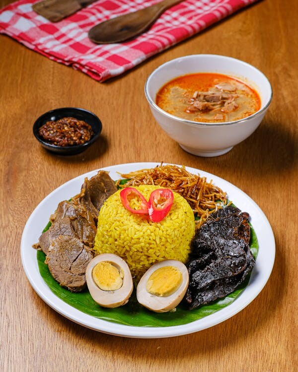 5 Cara Membuat Nasi Kuning Enak & Wangi, Biar Masak Nggak Monoton Lagi!