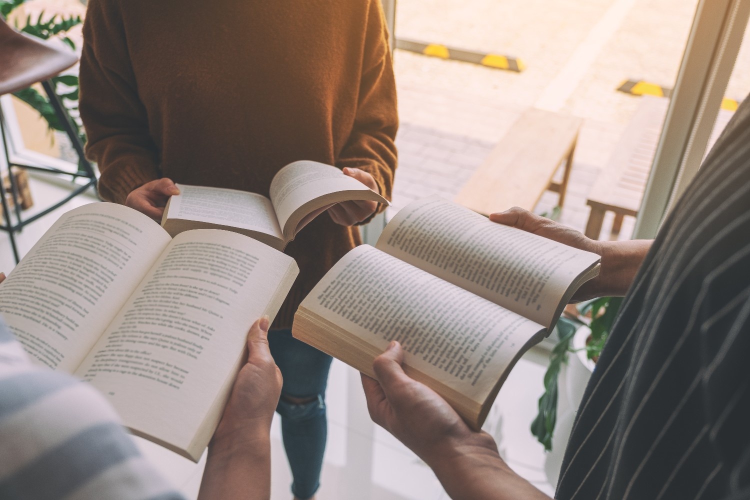 15 Buku Favorit Booktuber Indonesia yang Wajib Kamu Coba