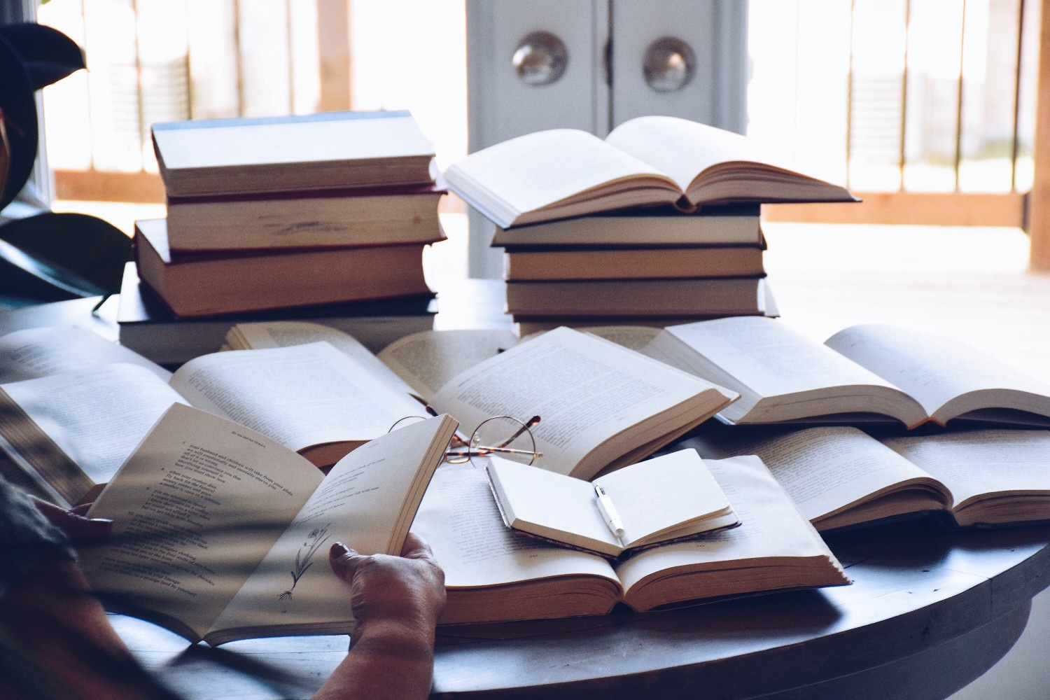 10 Buku Puisi Modern yang Relatable Banget buat Gen Z
