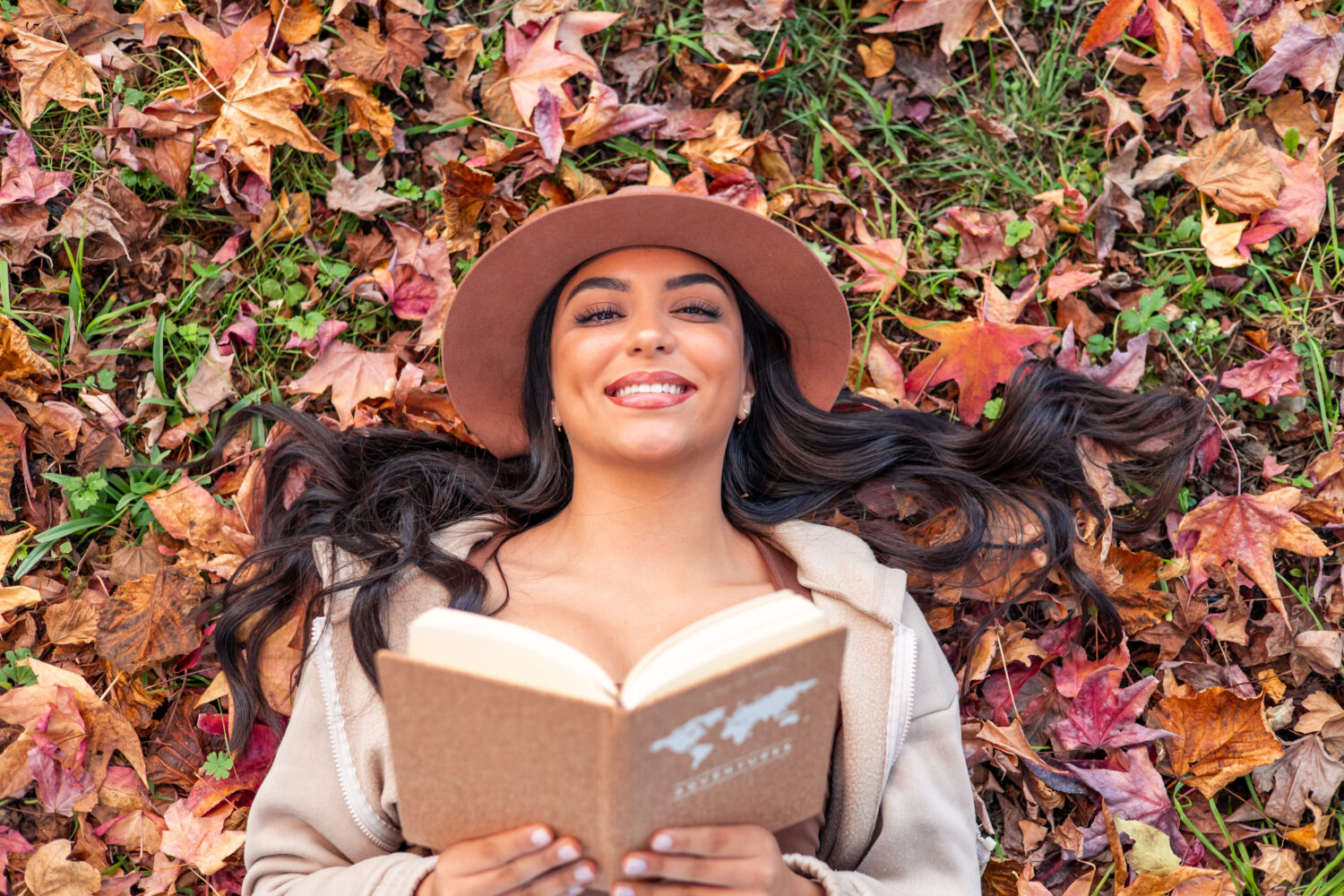 Lagi nyari bacaan seru yang penuh inspirasi? Kalau iya, kamu wajib banget cek daftar buku dengan tokoh utama perempuan yang powerful ini. Nggak cuma keren, karakter-karakter ini juga penuh semangat, cerdas, berani, dan pastinya bikin kamu makin semangat ngejar mimpi. Dari fiksi klasik sampai novel modern, semua tokohnya punya kekuatan tersendiri yang bisa bikin kamu jatuh hati.