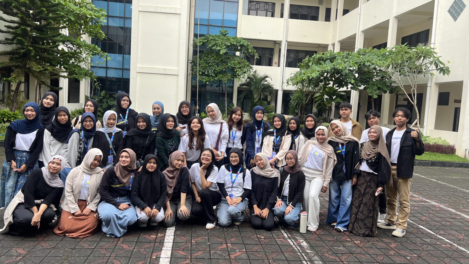 Berbagi Kasih, Menciptakan Senyum” Bareng Penghuni Panti Difabel Hati Bapa