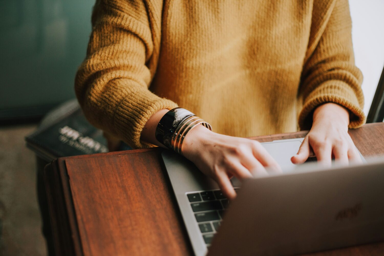 8 Kegiatan Produktif Selain Netflix Saat WFH: Coba Belajar Online!