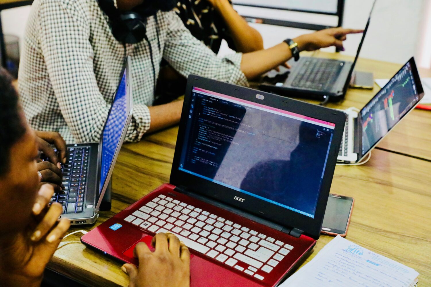 10 Perbedaan Belajar Otodidak vs Ikut Bootcamp: Mana yang Cocok Buat Kamu?
