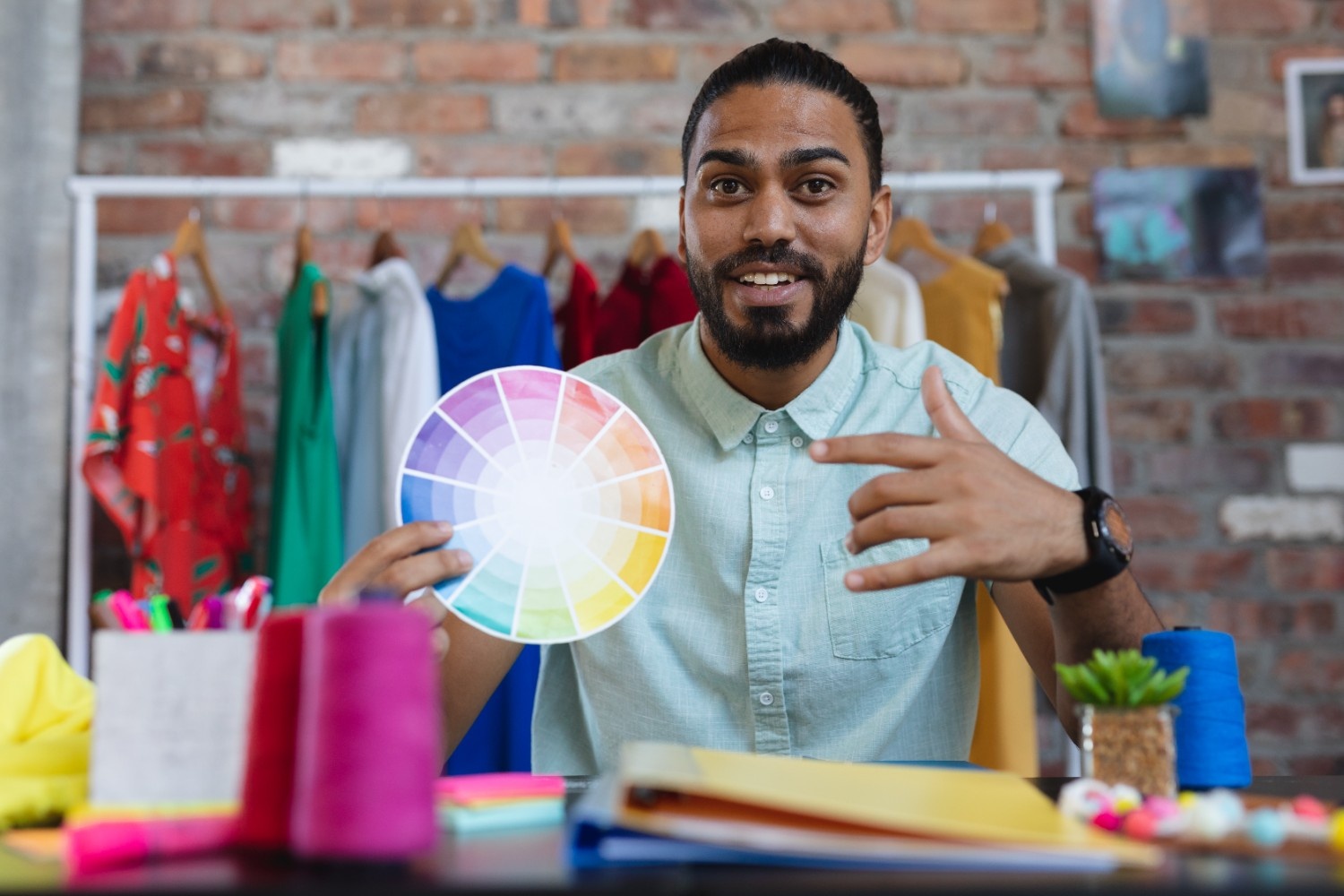 6 Tanda Kamu Salah Pilih Warna Baju, Jangan Diulang Lagi!