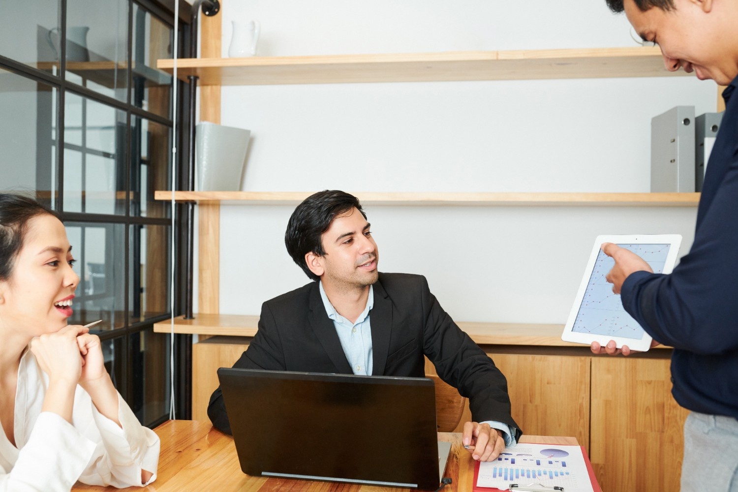 10 Topik Obrolan Ringan yang Aman Buat Basa-Basi di Kantor