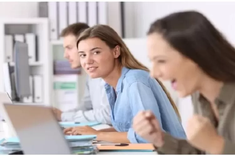 11 Trik Licik yang Sering Dipakai Orang di Kantor
