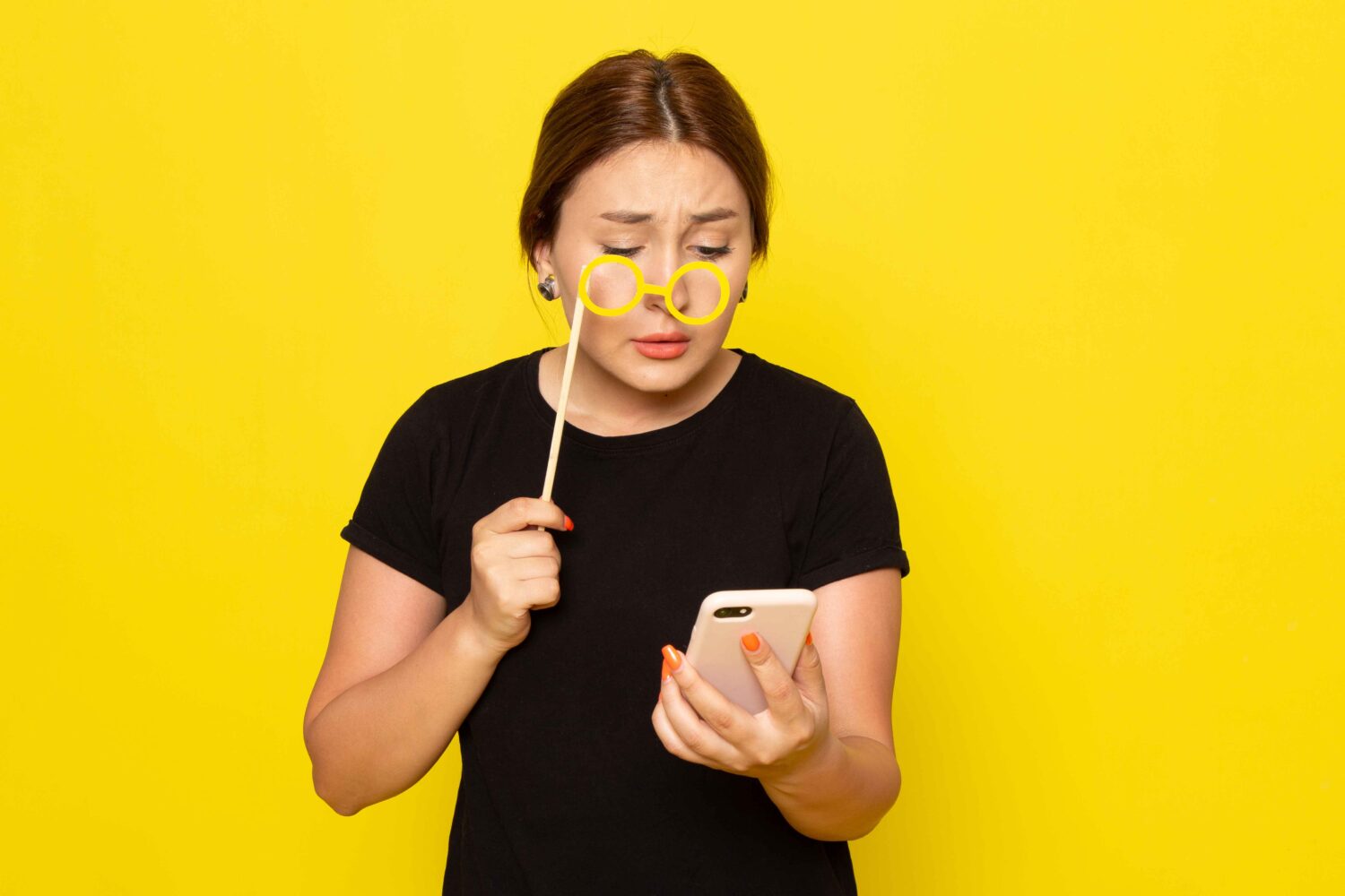 10 Tanda Kamu Lagi Kena FOMO Tanpa Sadar