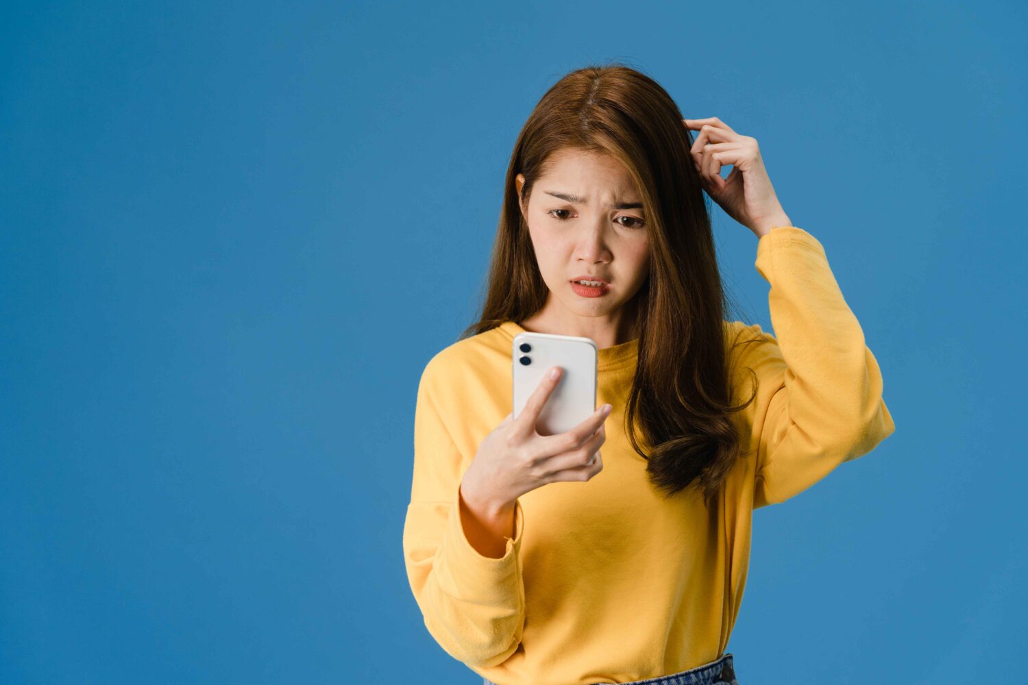12 Kebiasaan yang Bikin FOMO Makin Parah
