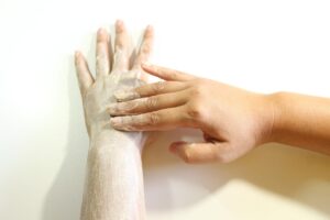 9 Body Lotion Lokal Terbaik dengan Kandungan Natural, Bikin Kulit Sehat dan Glowing!