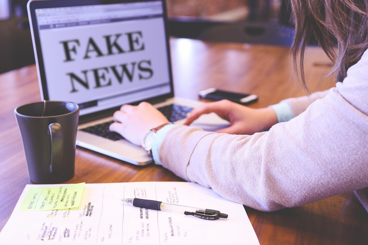 10 Cara Mudah Mengenali Hoax di Media Sosial